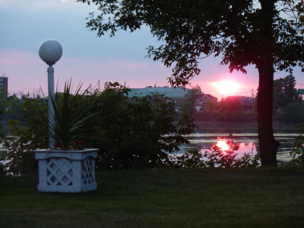 Motel Belle Riviere Saint-Jean-sur-Richelieu Eksteriør bilde